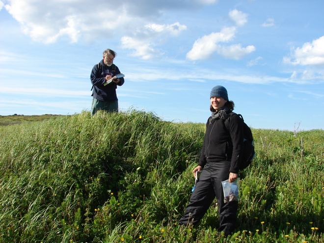 Survey of a bread oven mound by Dr Peter Pope and Mélissa Burns of the Archaeology of the Petit Nord project, at Petites Ilettes Harbour (EhAw-02), near Four Harbour, Northern Peninsula.